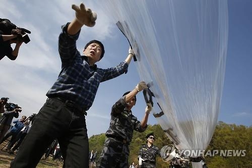 ビラをくくり付けて北朝鮮に飛ばす風船を準備する朴相学代表（資料写真）＝（聯合ニュース）