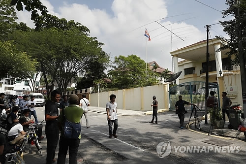 クアラルンプールの北朝鮮大使館前に集まった報道陣＝２３日、クアラルンプール（ＡＰ＝聯合ニュース）
