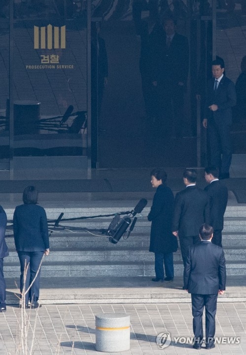 ［写真］報道陣の前に立つ朴前大統領