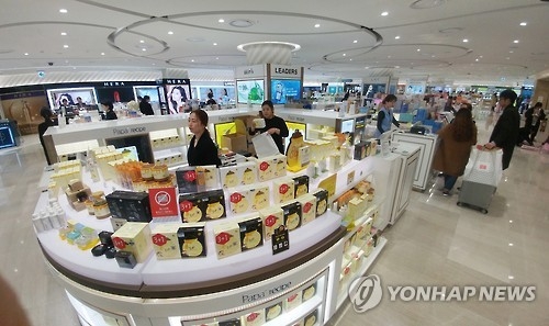 中国人観光客の姿が見えなくなった済州島の免税店＝（聯合ニュース）