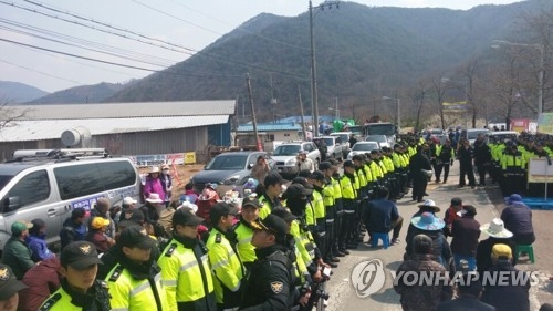 ＴＨＡＡＤ用地への車両進入を反対住民が阻止　韓国国防部「協力を」