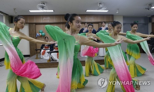 文化交流行事で伝統舞踊を披露する中国の学生（資料写真）＝（聯合ニュース）