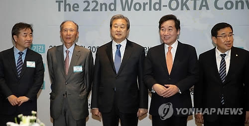 開幕式に出席した李首相（右から２人目）と聯合ニュースの朴社長（左端）＝３０日、ソウル（聯合ニュース）