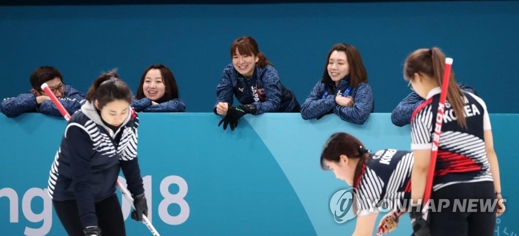 カーリング韓国女子の練習を見守る日本代表＝２２日、江陵（聯合ニュース）