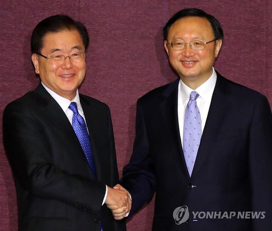 握手を交わす鄭義溶氏（左）と楊潔チ氏＝２９日、ソウル（聯合ニュース）