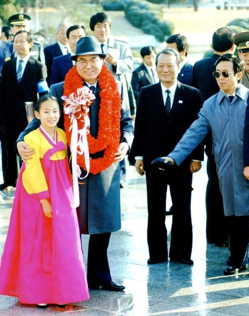 １９９０年の南北閣僚級会談で撮影された北朝鮮代表団の延亨黙（ヨン・ヒョンモク）首相（手前左から２人目）とパク・イェジンさん（左端）の写真（準備委員会提供）＝（聯合ニュース）