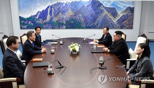 会談する文大統領（左列中央）と金委員長＝２７日、ソウル（聯合ニュース）