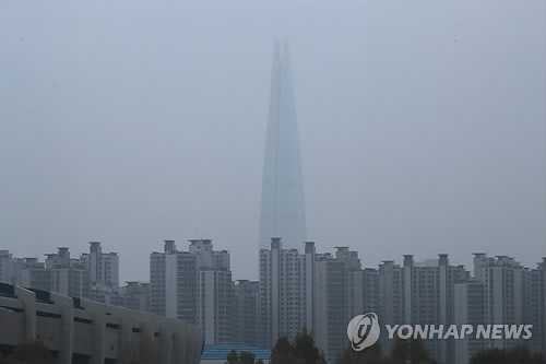 粒子状物質で白くかすむソウル市内（資料写真）＝（聯合ニュース）