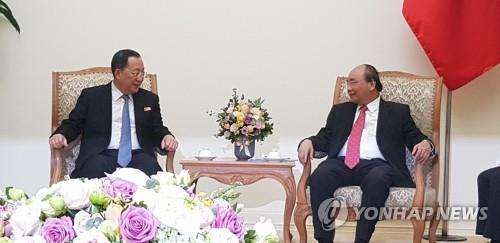 李容浩外相（左）は１日にベトナムのグエン・スアン・フック首相と会談した＝（聯合ニュース）