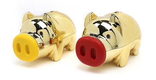 大手インターネット通販サイトのオークションで販売されている黄金の豚をデザインした貯金箱（同サイト提供）＝（聯合ニュース）