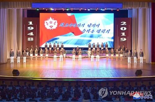 朝鮮中央通信は４日、朝鮮人民軍創設７１周年を記念し、青年中央芸術宣伝隊による公演が平壌・青年中央会館で開かれたと報じた＝（朝鮮中央通信＝聯合ニュース）