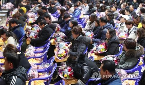 セウォル号沈没で犠牲　高校生２５０人が「名誉卒業式」＝韓国