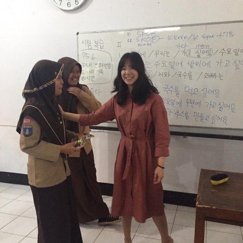 インドネシアで韓国語を学ぶ学生（釜山外国語大提供）＝（聯合ニュース）