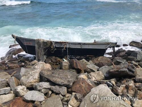 無人の北朝鮮木造船 １３日だけで３隻発見 廃棄処分 韓国軍 聯合ニュース