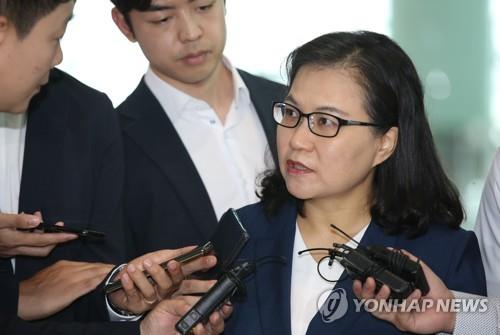 仁川空港で記者団の質問に答える兪氏＝２３日、仁川（聯合ニュース）
