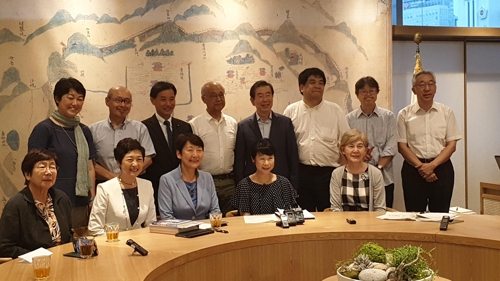 ソウル市庁を訪れた日本の市民団体会員と記念撮影する朴市長（後列右から４人目）＝（聯合ニュース）