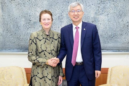 握手を交わす李次官（右）とフォア事務局長（外交部提供）＝（聯合ニュース）≪転載・転用禁止≫
