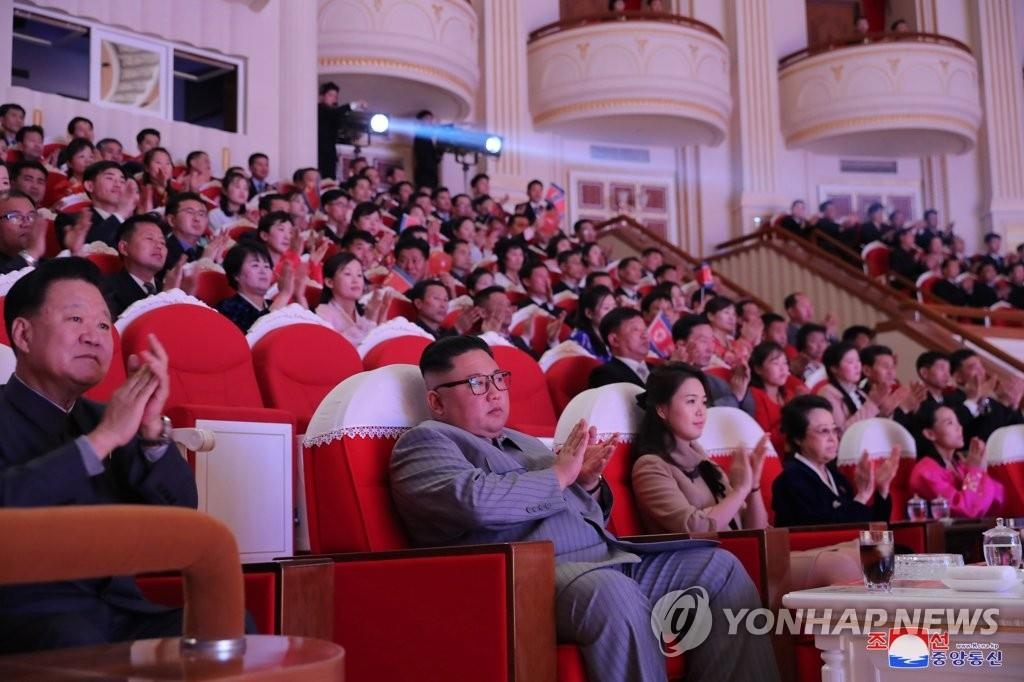 金正恩氏（手前左から２人目）と共に公演を鑑賞する金慶喜氏（同４人目）＝（朝鮮中央通信＝聯合ニュース）≪転載・転用禁止≫