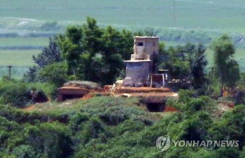 韓国北西部の統一展望台から見える北朝鮮軍の監視所＝１７日、坡州（聯合ニュース）