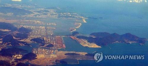 加徳島（右側）と釜山港新港＝１７日、釜山（聯合ニュース）