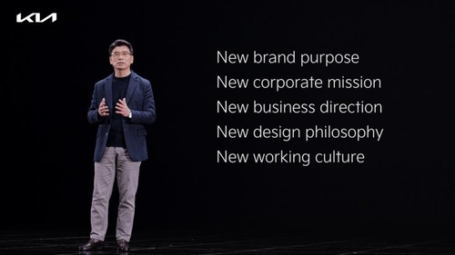 ブランドショーケースで発表する宋虎声（ソン・ホソン）社長（起亜提供）＝（聯合ニュース）≪転載・転用禁止≫