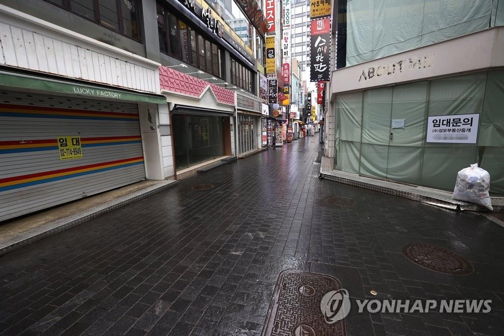 ソウルの繁華街、明洞。新型コロナウイルス流行前は多くの買い物客や観光客でにぎわったが、最近は空き店舗が目立つ＝（聯合ニュース）