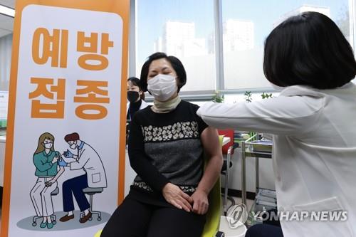 ソウル市衿川区の保健所で、高齢者療養センターに勤務している女性が英アストラゼネカのワクチンの１回目接種を受けている＝２６日、ソウル（聯合ニュース）