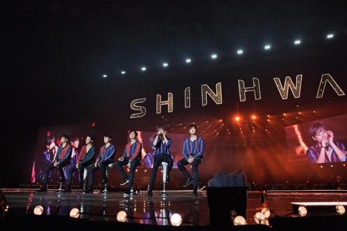 ＳＨＩＮＨＷＡのデビュー２０周年記念コンサートの様子（神話カンパニー提供）＝（聯合ニュース）≪転載・転用禁止≫