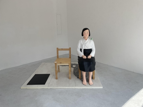 独ミュンヘンで「平和の少女像」展示　「芸術と民主主義」企画展