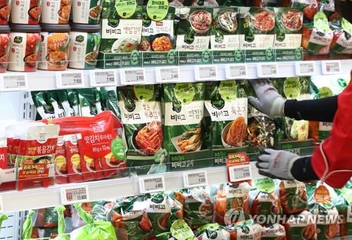 ソウル市内のスーパーに並ぶキムチ（資料写真）＝（聯合ニュース）