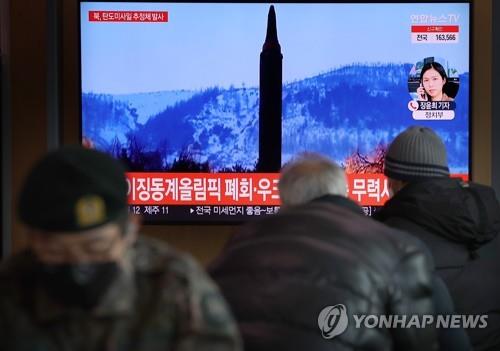 ソウル駅で北朝鮮のミサイル発射に関するニュースを見る市民＝２７日、（聯合ニュース）