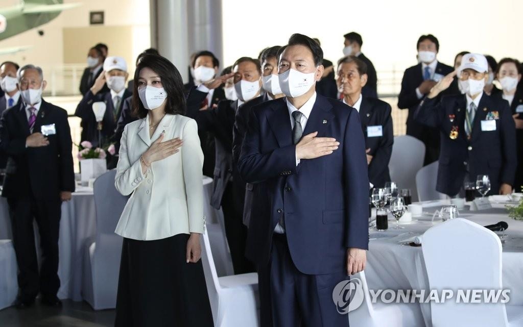 尹大統領夫妻　朝鮮戦争戦没者の遺族らと昼食会