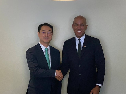 金氏（左）とネルソン氏（外交部提供）＝（聯合ニュース）≪転載・転用禁止≫