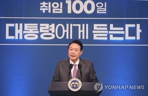 記者会見を行う尹大統領＝１７日、ソウル（聯合ニュース）