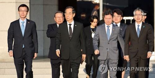 安倍元首相の国葬に出席するため、ソウル空港（軍用空港）を出発する韓国の韓首相（中央左）ら＝２７日、城南（聯合ニュース）