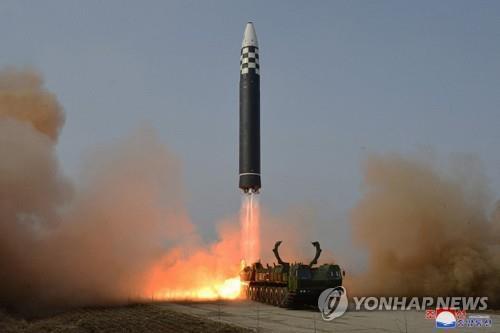 北朝鮮が３月２４日に発射した新型ＩＣＢＭ「火星１７」＝（朝鮮中央テレビ＝聯合ニュース）≪転載・転用禁止≫