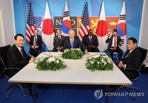 ６月２９日、スペイン・マドリードで開かれた韓米日首脳会談＝（聯合ニュース）