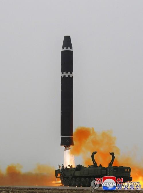 北朝鮮が１８日午後、大陸間弾道ミサイル（ＩＣＢＭ）「火星１５」を発射した。朝鮮中央通信が１９日報じた＝（聯合ニュース）