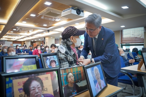 面会で出席者とあいさつする朴氏（外交部提供）＝２８日、ソウル（聯合ニュース）
