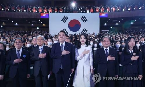 尹大統領「日本、侵略者から協力パートナーに」　独立運動記念日に演説