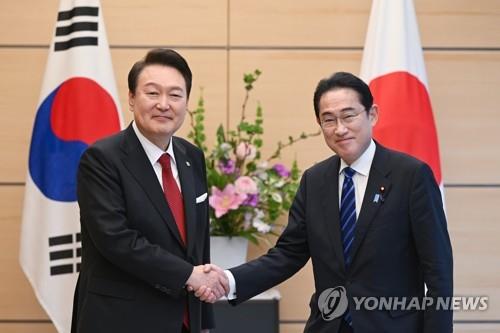 握手を交わす韓日首脳（資料写真）＝（聯合ニュース）