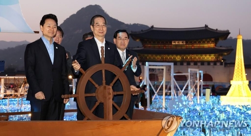 点灯式に出席した韓首相（中央）＝３０日、ソウル（聯合ニュース）