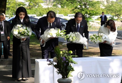 韓日首脳　広島の韓国人原爆慰霊碑を初めて共に参拝