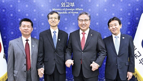 韓国外相「首脳会談の年内開催で協力」　韓中日協力事務局長らと面会