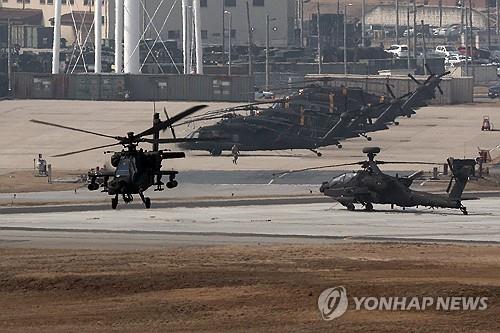韓米両軍が合同軍事演習「フリーダムシールド」を開始した４日、ソウル南方の平沢にある米軍基地、キャンプ・ハンフリーで攻撃ヘリコプターのアパッチが移動している＝（聯合ニュース）
