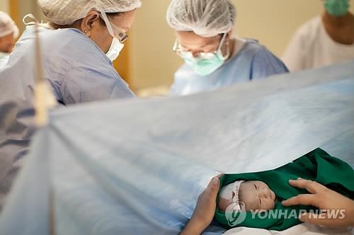 "제왕절개 아이들, 아토피피부염 위험 1.8배" - 2