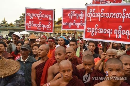미얀마서 반무슬림 정서 확산…사원습격 이어 대규모 시위 - 2