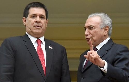 테메르 브라질 대통령(오른쪽)과 카르테스 파라과이 대통령
