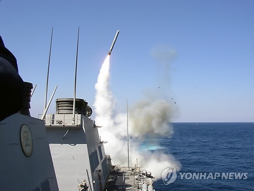 미군 구축함에서 시리아를 향해 발사되는 토마호크 미사일