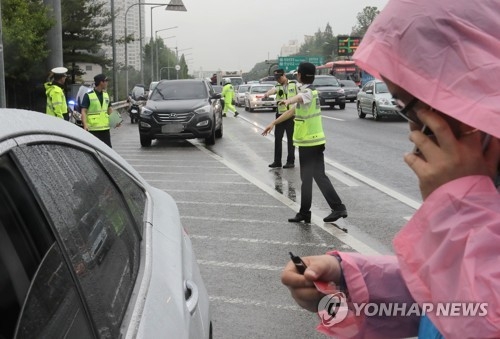 "자동차세 내세요"…전북도·경찰청, 고속도로 요금소서 단속 - 1